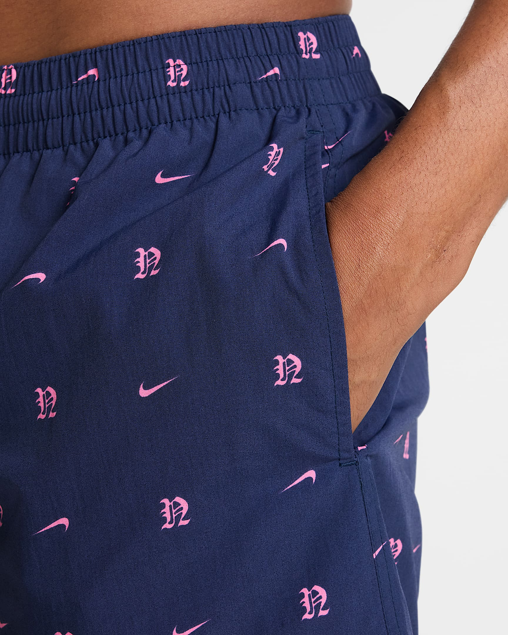Short de bain Nike bleu marine à imprimé lettres roses NESSF518
