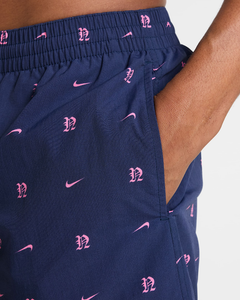 Short de bain Nike bleu marine à imprimé lettres roses NESSF518