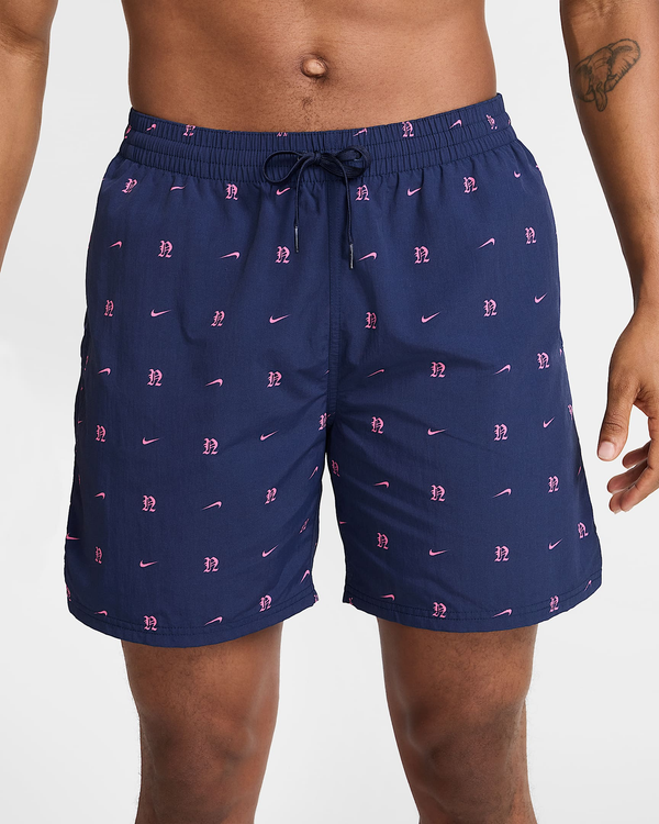 Short de bain Nike bleu marine à imprimé lettres roses NESSF518 – Bleu Marine